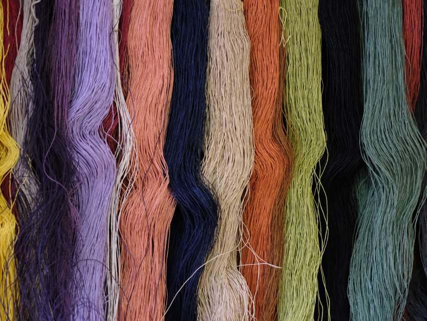 Taschen, Tragetücher für Babys, Tischsets: Helen Niederer aus Bühler stellt in ihrem «Wäbchäller» verschiedene Produkte her