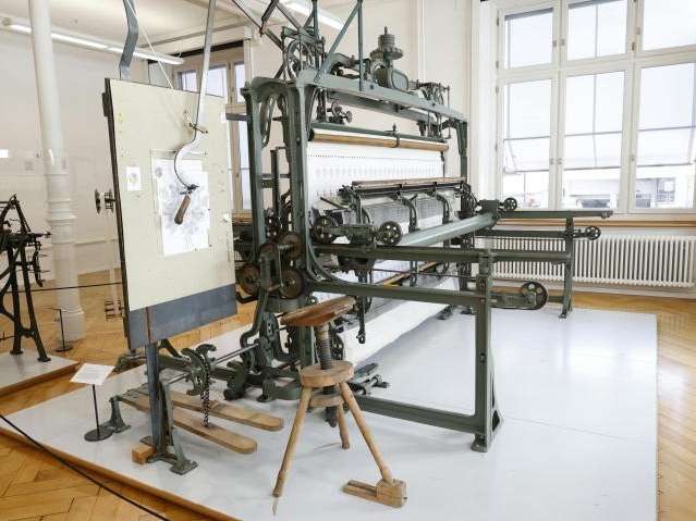Frau Weber stickt