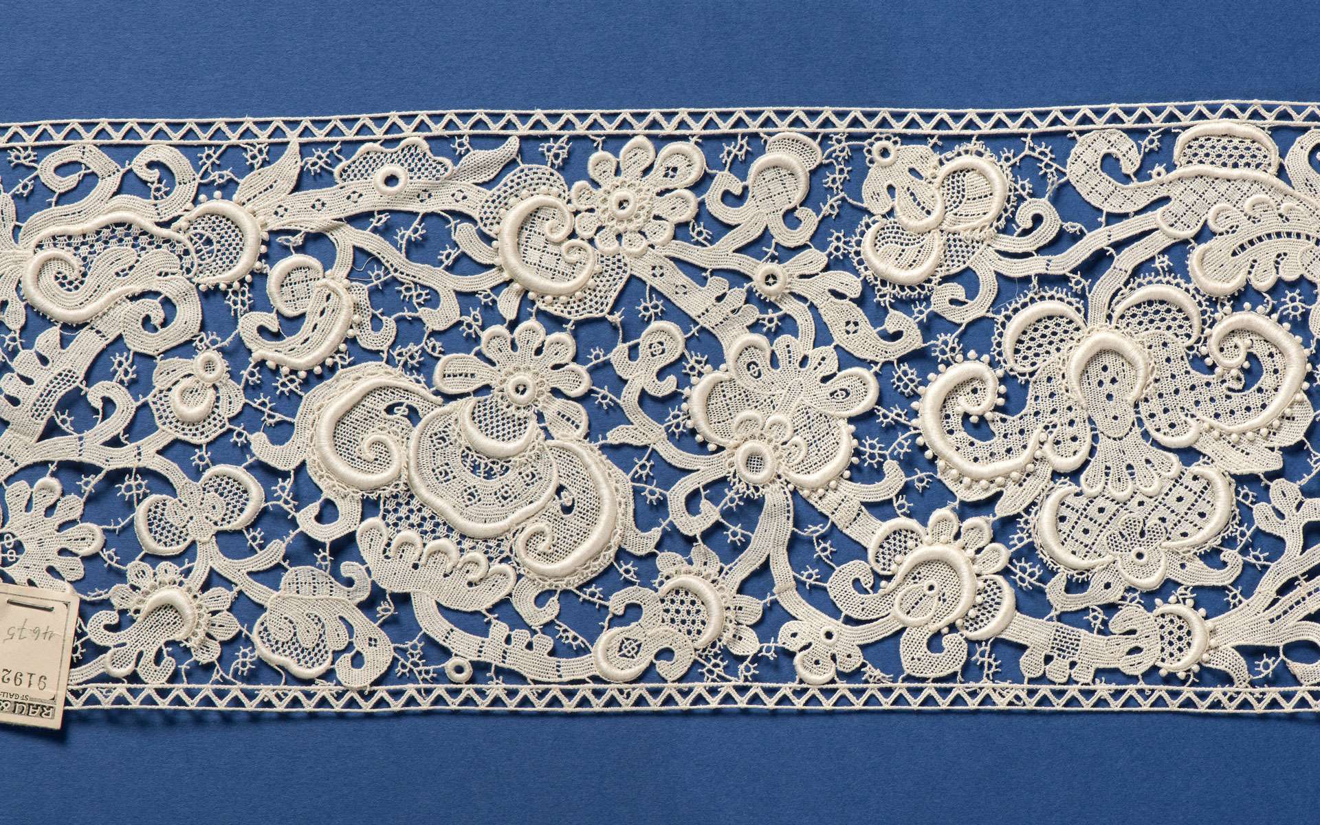 Aetzstickerei (Maschinenstickerei) (Handstickmaschine)