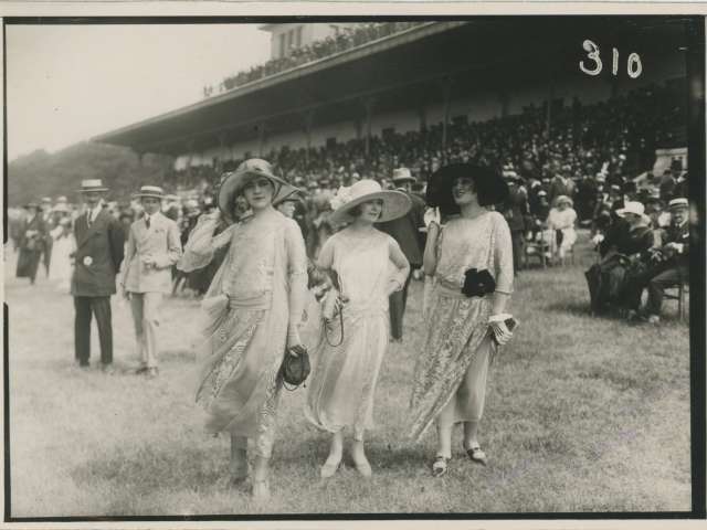 Mise en Scène. Fashion photography from the Belle Époque to the present day