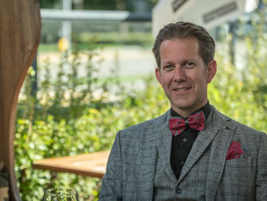 Stickereien für den Mann: Dieser Ostschweizer entwirft Krawatten, die sich an jeder Galaveranstaltung sehen lassen können