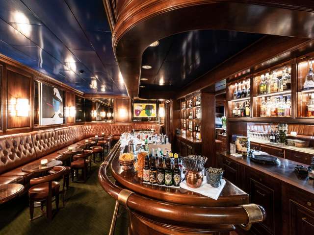 Einstein Bar