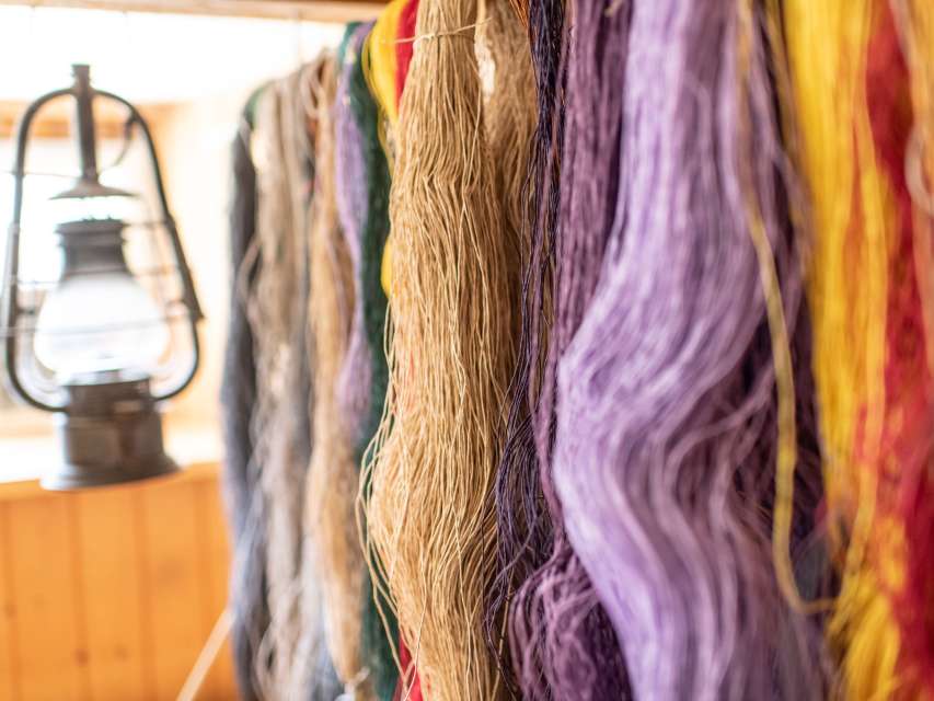 Designstudentinnen haben für ihre Diplomarbeit acht Ostschweizer Textilheimarbeiterinnen über ihre Arbeit befragt.